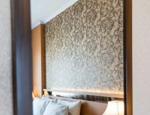 wallpaper on bedroom backwall