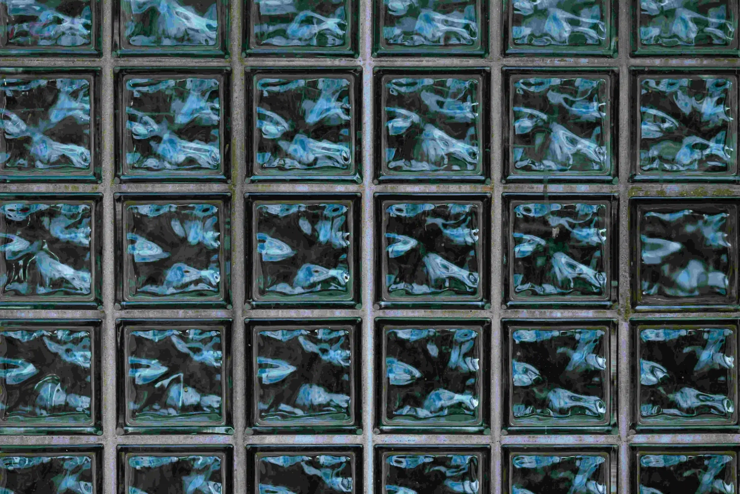 glass blocks arranged horizontally